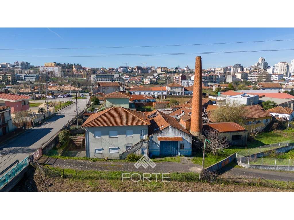 Moradia com pavilhões industriais e terreno - Grande imagem: 2/26