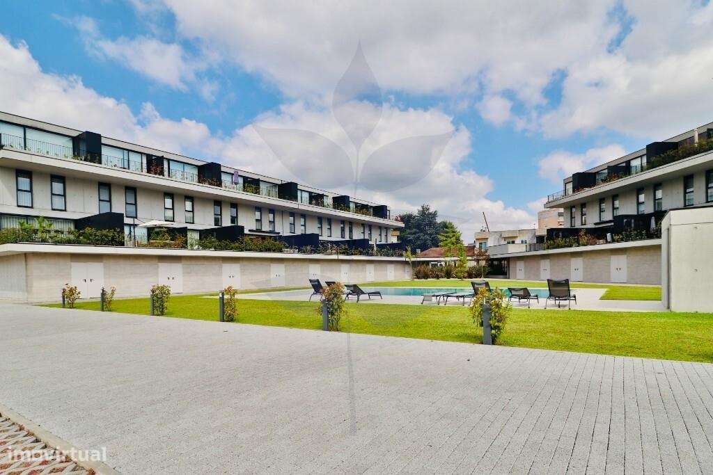 Vende-se T3 Duplex - Condominio Fechado - Como Novo - Empreendimento V-55