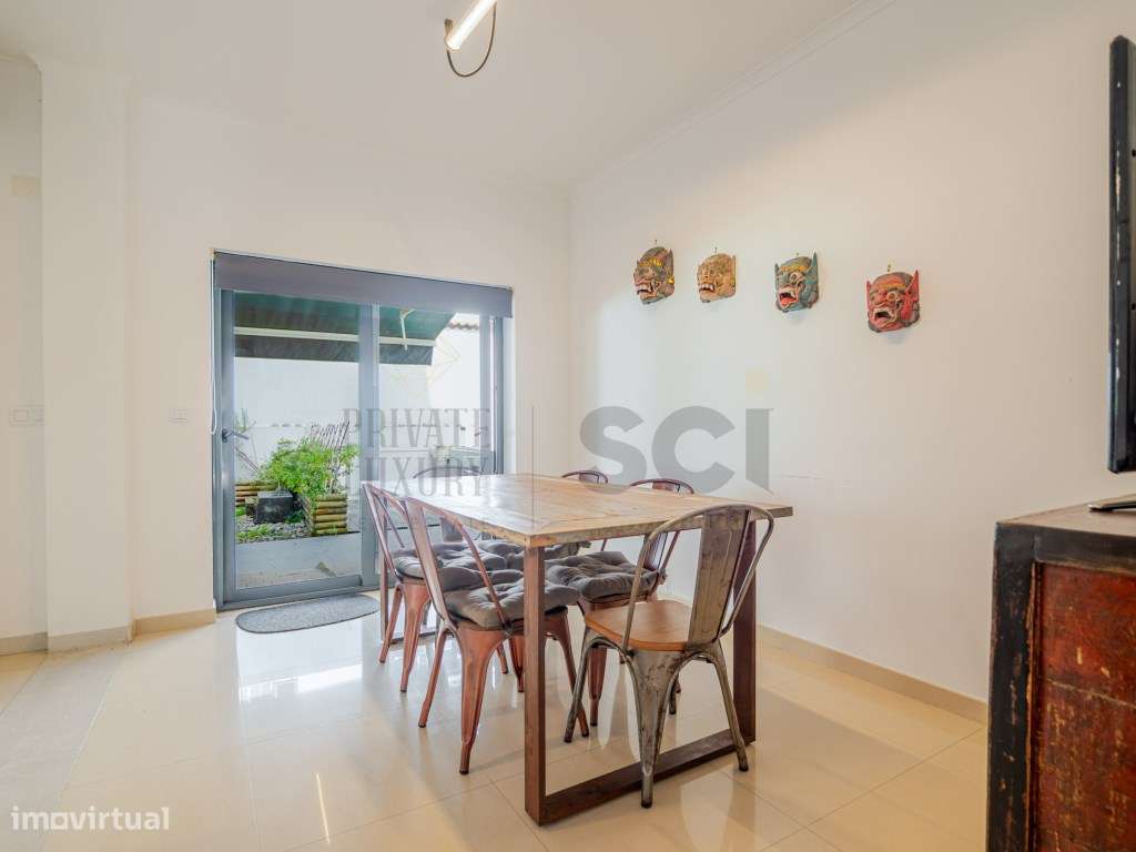 Moradia T4 na Aroeira, contemporânea com piscina e cave-17