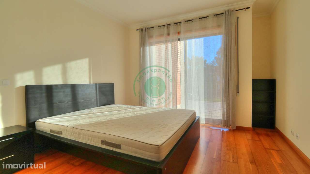 Apartamento T3 com 2 Garagens-11