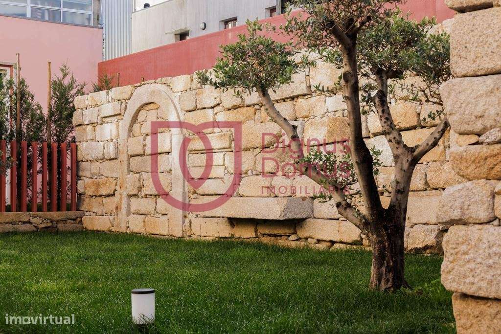 Elegante apartamento T0 Mezanine num Edifício Centenário no Largo do C-20