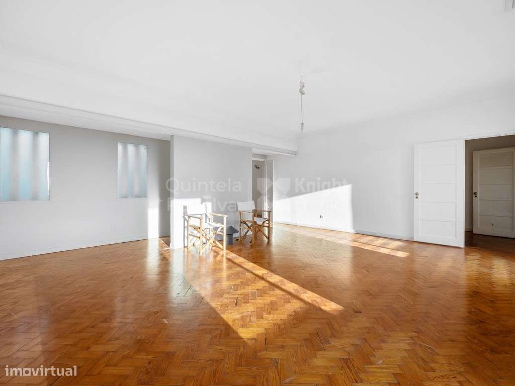 Apartamento T4, com varanda, Rua Domingos Sequeira, para obras - Grande imagem: 5/25