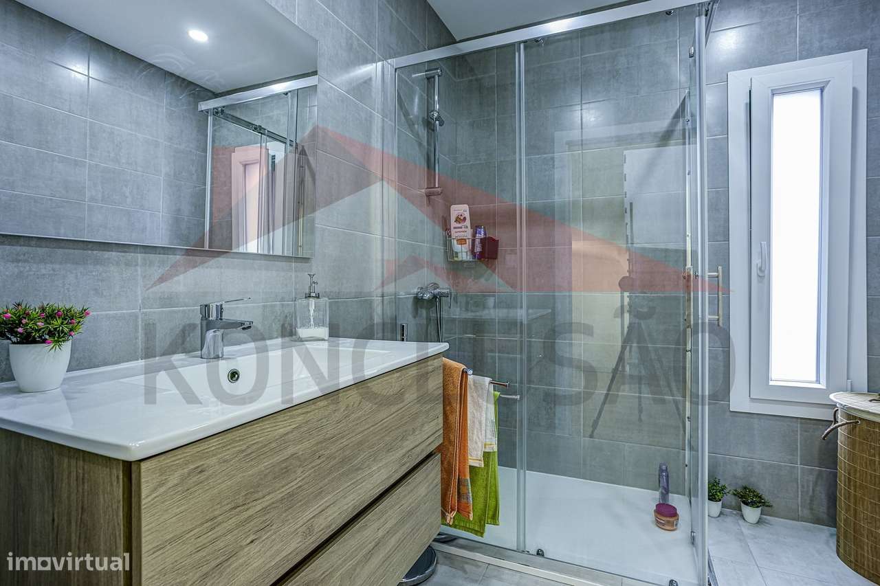 Moradia T4 de arquitetura moderna, estado de nova.-22