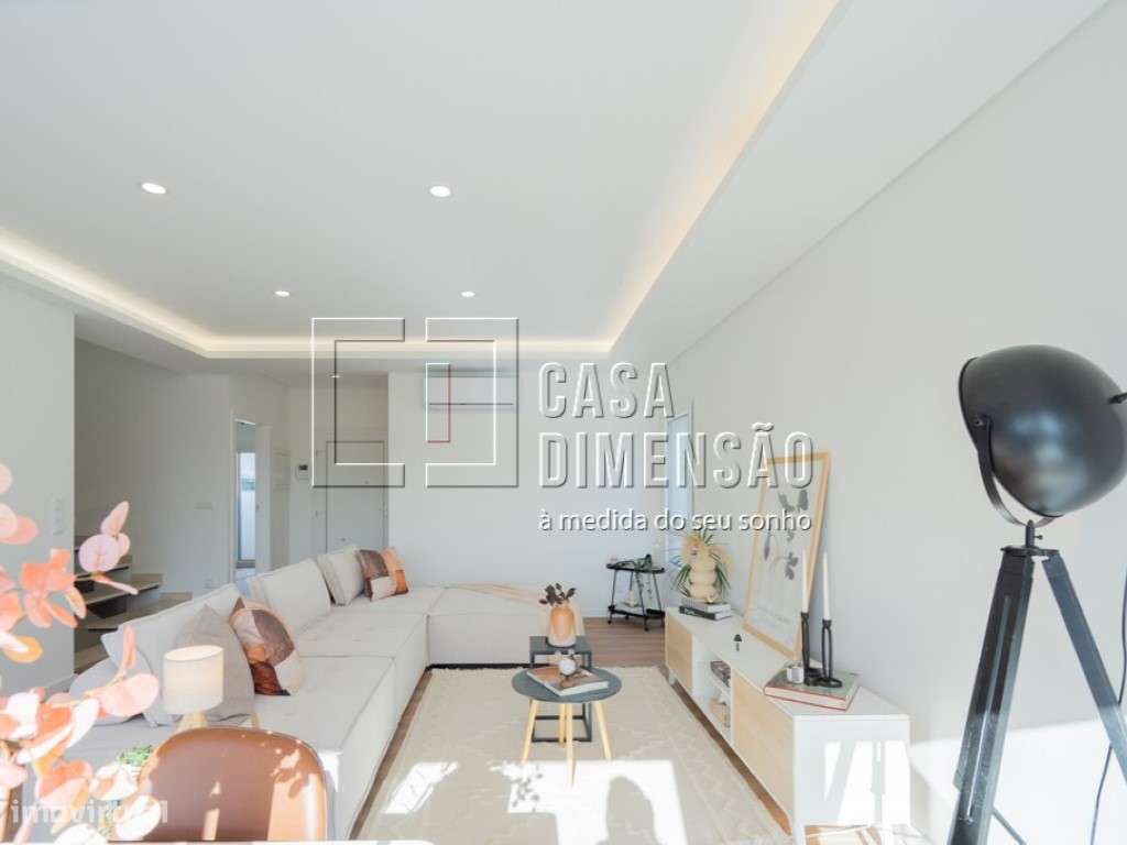 Moradia de tipologia T4+2 na melhor zona da Sobreda, com Piscina, G...-13