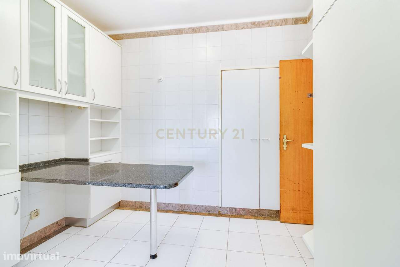 Fantástico T5 Quinta das Conchas frente ao metro-10