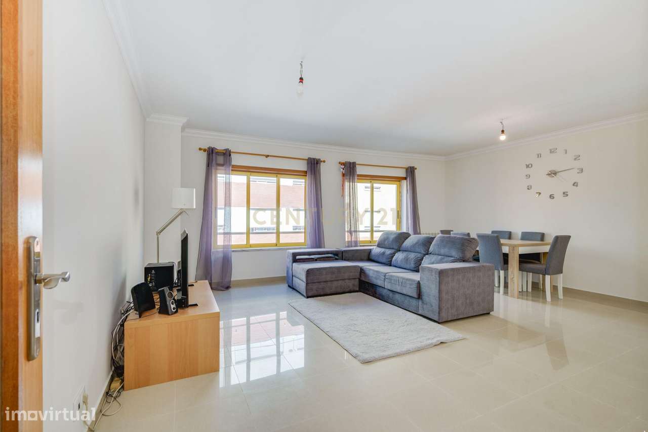 Apartamento T2 com Varanda em Loures - Oportunidade Única!-0