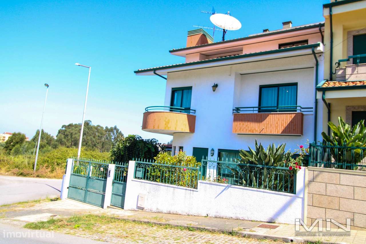 Moradia T4 de Gaveto em Gondomar: Luxo, Sol e Acesso Imediato à A41-51