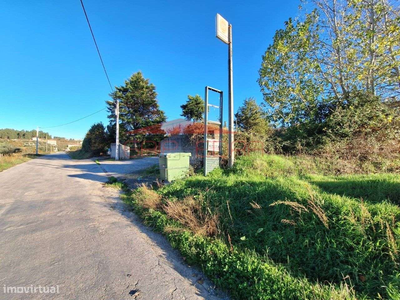 Moradia T4 com garagem e lareira perto das montanhas-23