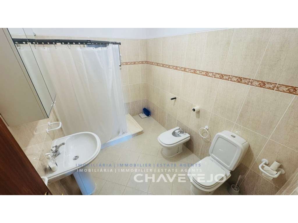 Quintinha T4 com Amplas zona para Oficinas, Terreno Plano e Enorme ...-30