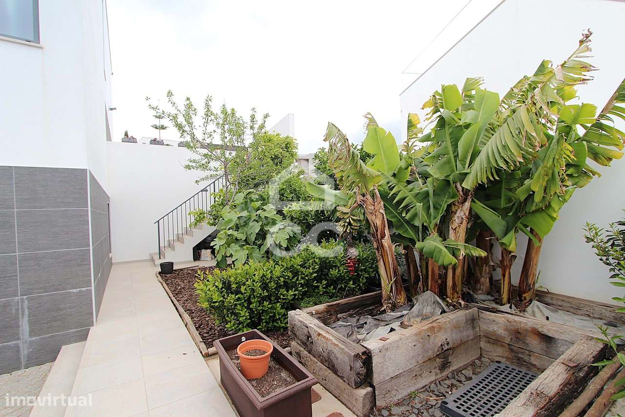 Moradia T3 com piscina, terraço e garagem ampla em Alcantarilha-35