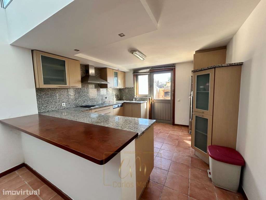 Moradia T4 com Garagem e Espaço ao Ar Livre no Coração da Cidade-2