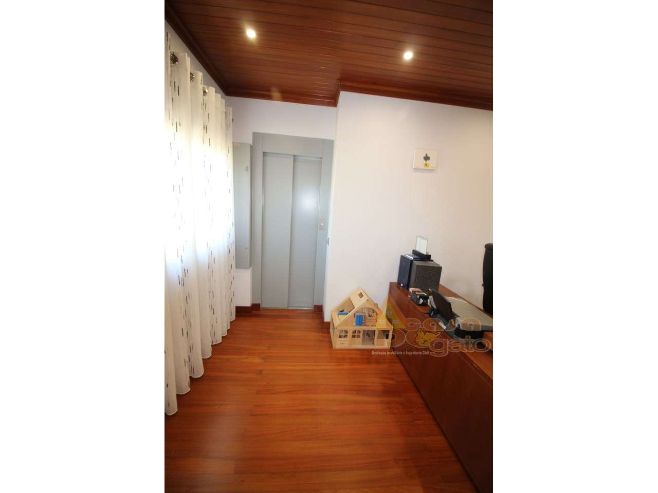 Moradia de 4 frentes com cave de 700 M2-17