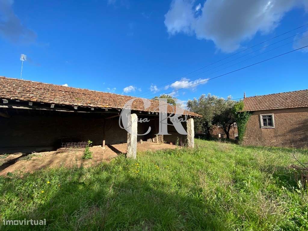 Casa de campo isolada em pedra com terreno-11