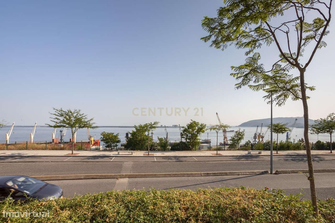 Moradia T4 de Luxo em Setúbal com Vista Rio e Serra-10