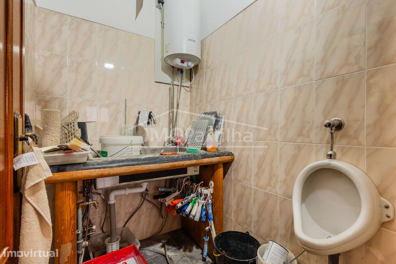 Loja c/ Excelente Luz Natural e Potencial de Conversão em Habitação T2-13