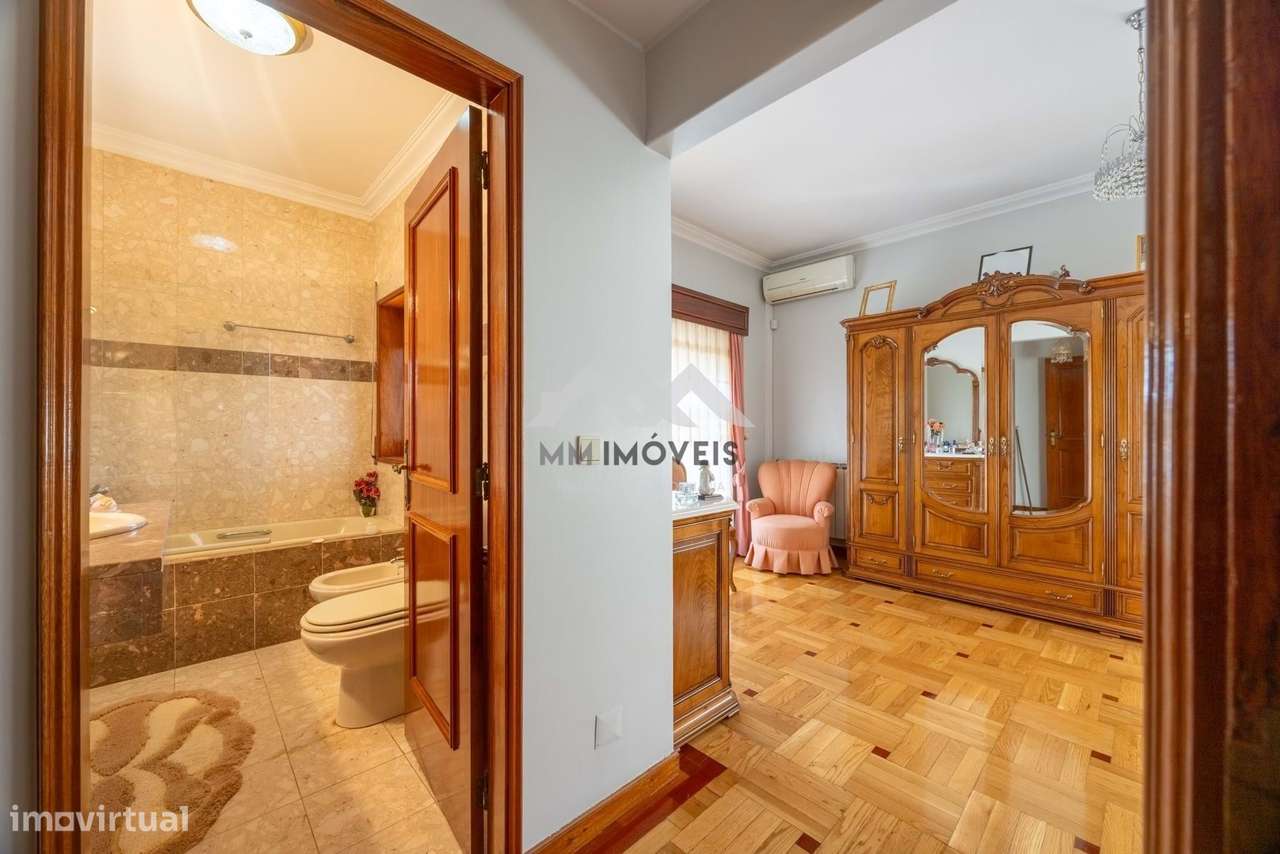 Moradia T5 | 3 Frentes | Terraço | Box | Jardim | Excelentes Áreas - Grande imagem: 5/47