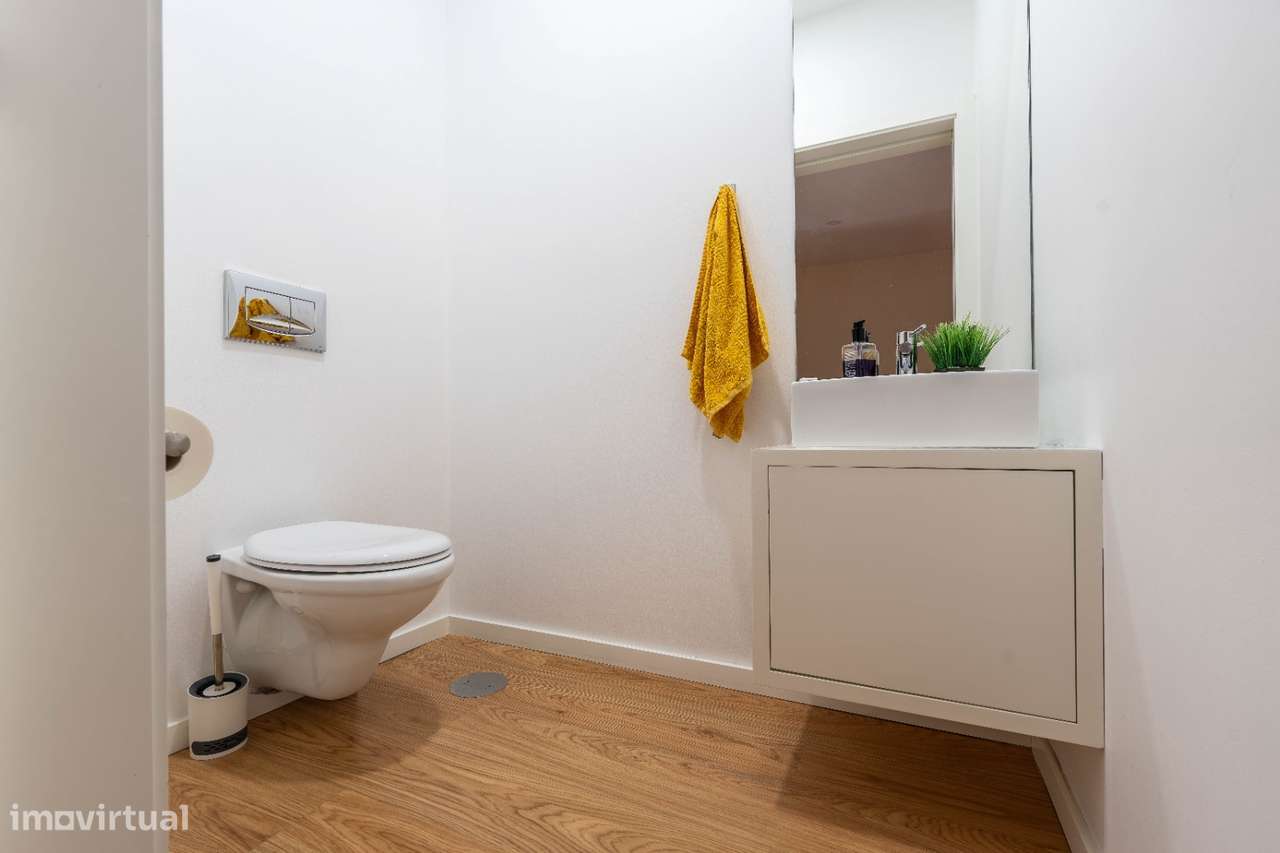 Moradia T4, em banda, de cave, rés-do-chão e andar, como nova!-25