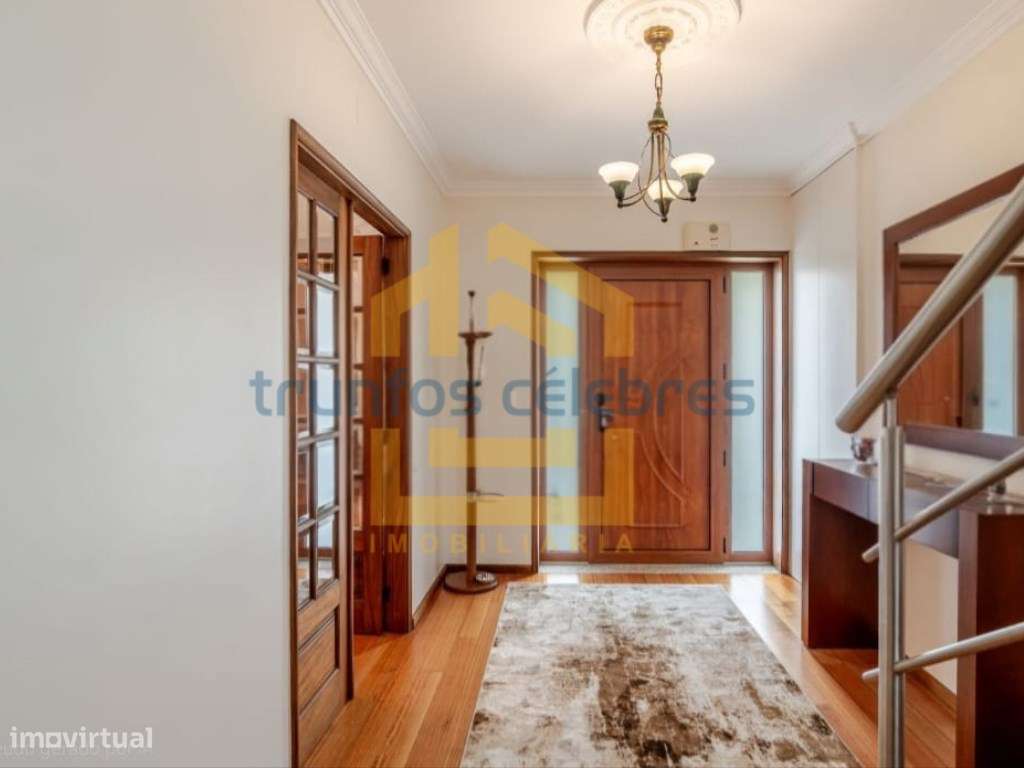 Moradia T4 de 4 Frentes Renovada inserida num lote de 1450m2 | Laún...-14