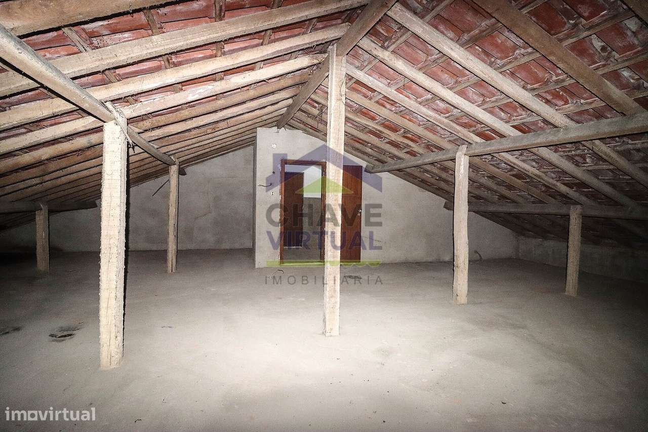 Moradia V4 com Quintal e Sõtão - Centro Bombarral-35