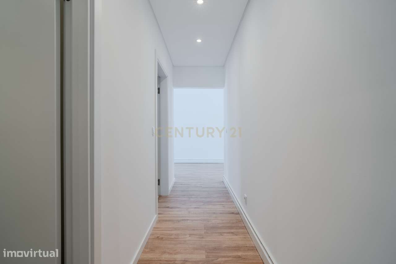 Moradia Térrea T4 totalmente renovada, com piscina, espaço exterior e-21