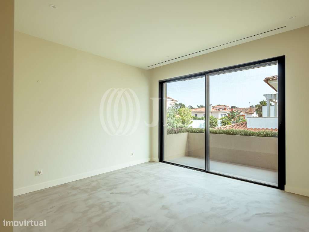 Moradia T3+1 com jardim, piscina e garagem, no Estoril-23