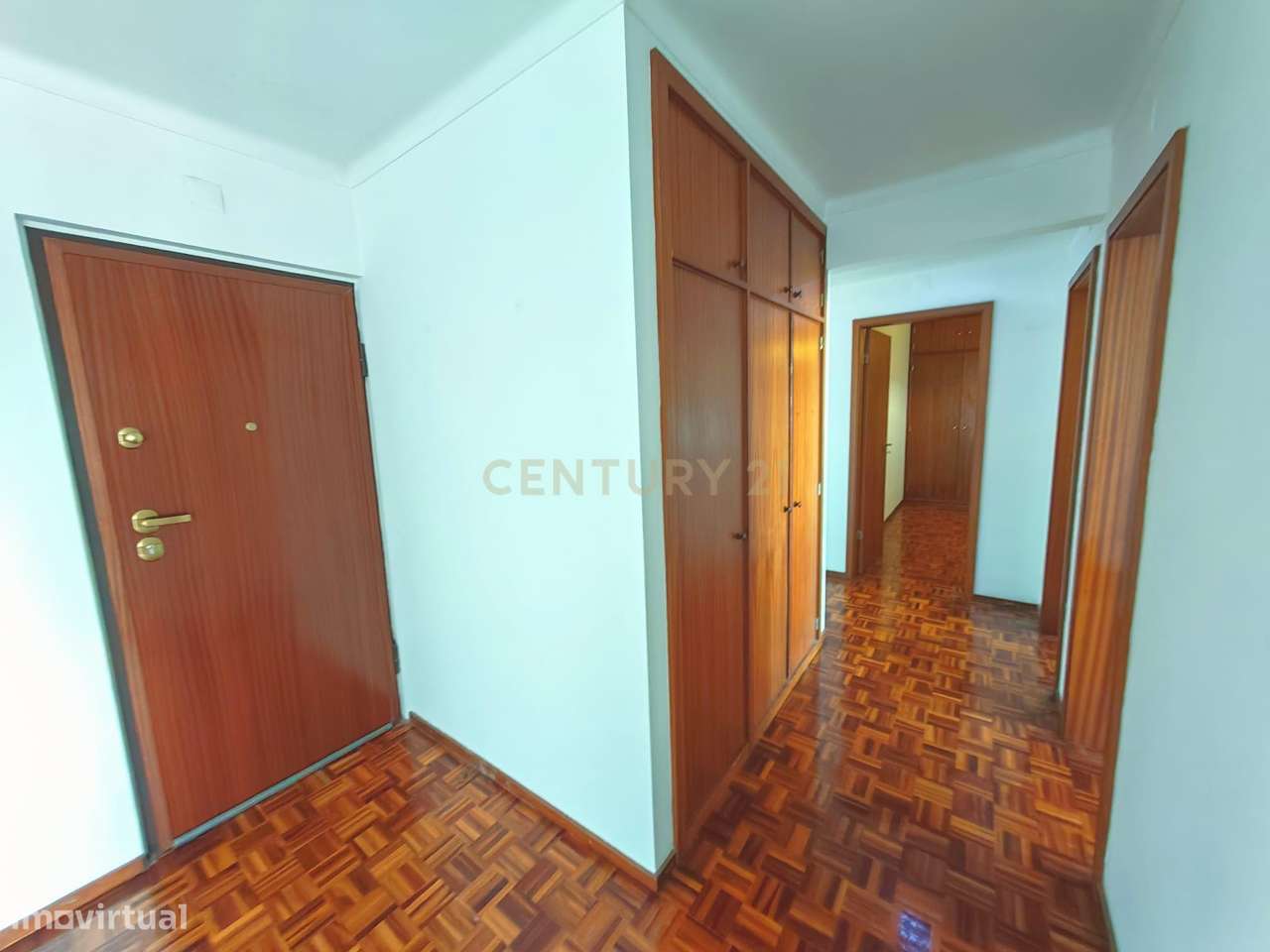 Apartamento T3 renovado recentemente com vista de Rio e Lisboa nos Oli-24