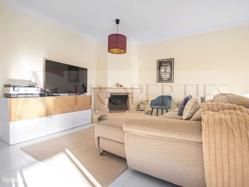 Apartamento T2 Luminoso e Remodelado em Zona Tranquila da Rinchoa-3