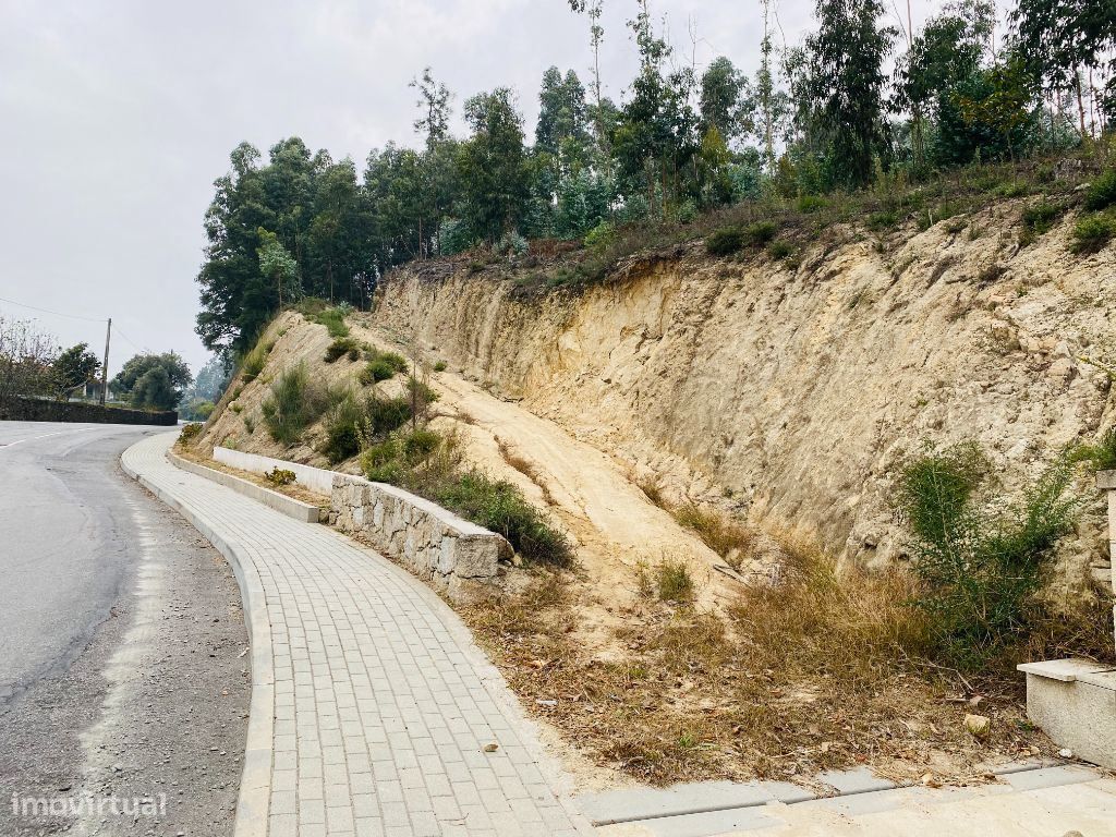 Terreno com 2600m2 de construção em Tamel S. Fins