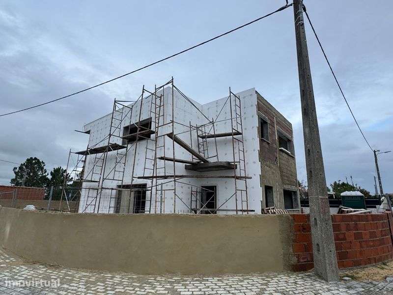 Moradia Isolada de gaveto T4 com piscina e garagem - Grande imagem: 4/11