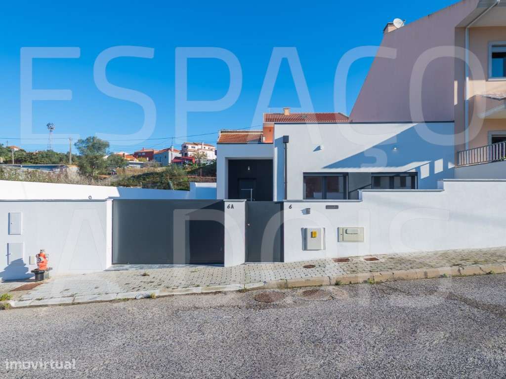 NOVA A ESTREAR! MORADIA TÉRREA. Revestimento em capoto. Painéis sol... - Grande imagem: 3/60