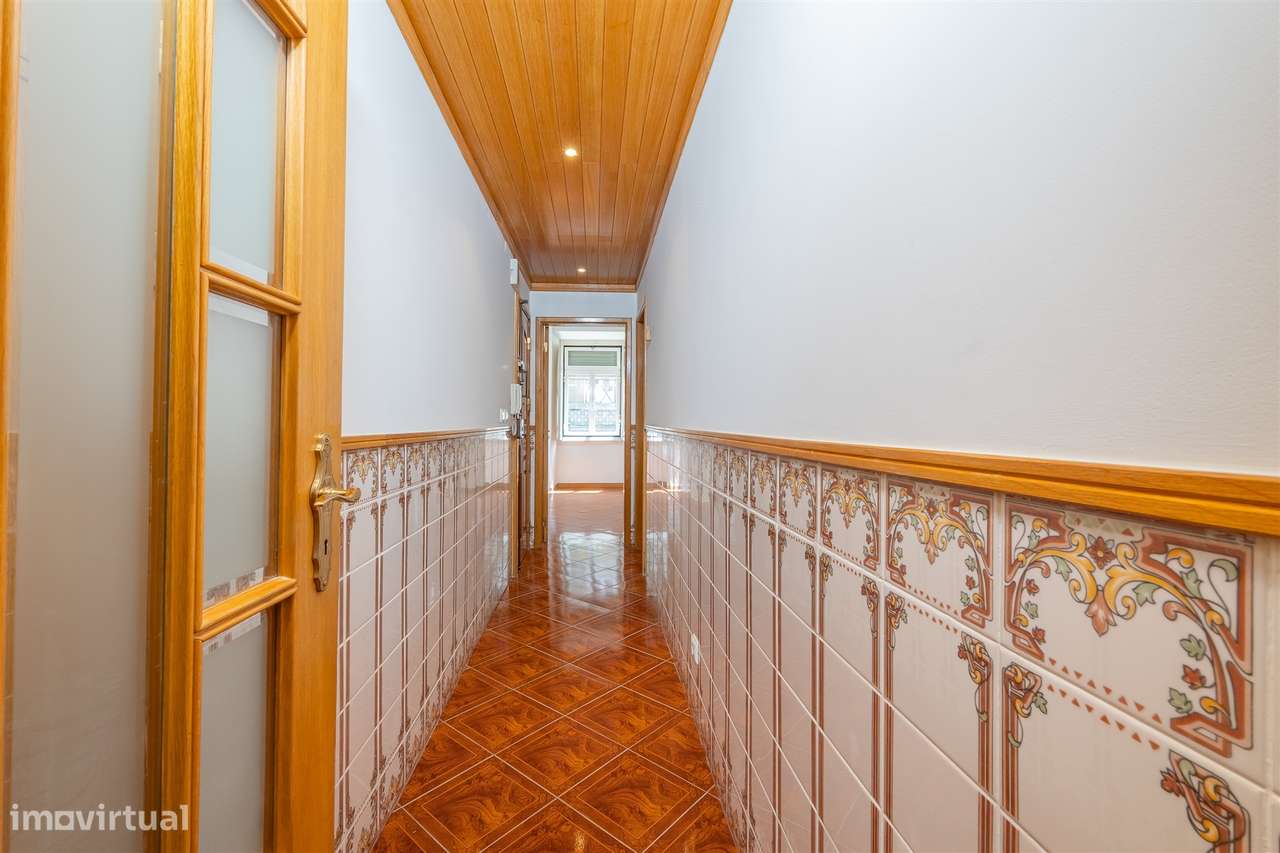 Apartamento T3 em Arroios – Charme clássico no coração de Lisboa-13