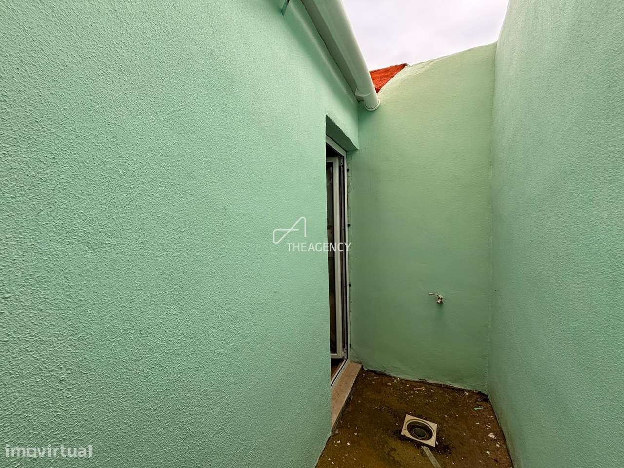 Prédio p/ Investimento em Alhandra  - 2 Estúdios para Restaurar-12