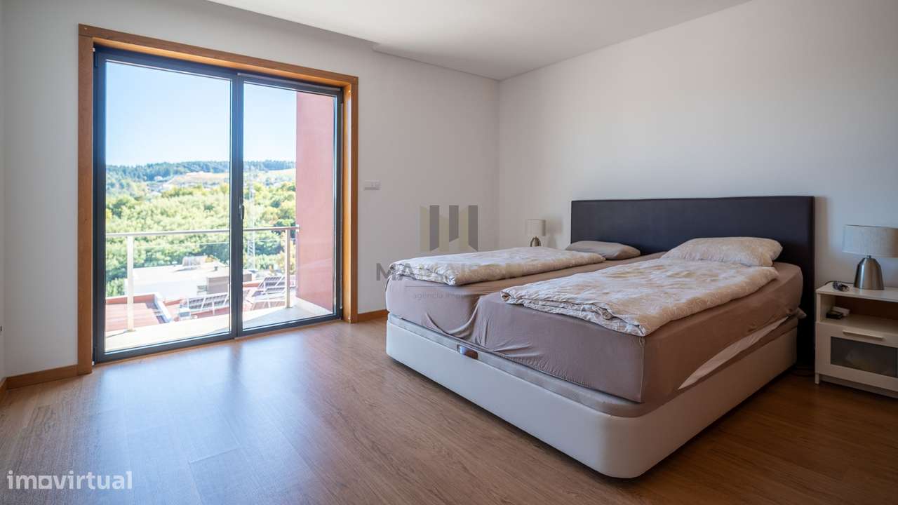 Moradia T4 de Luxo / Centro de Lamego / Jardim e Garagem-17