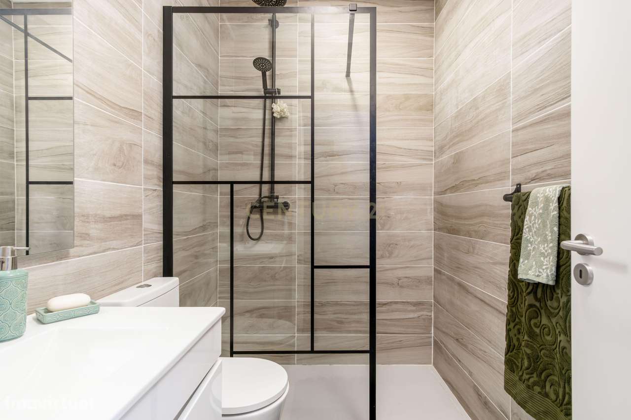 Apartamento T2 com 2 WC's e Varanda Ampla – Totalmente Renovado – Bura-13