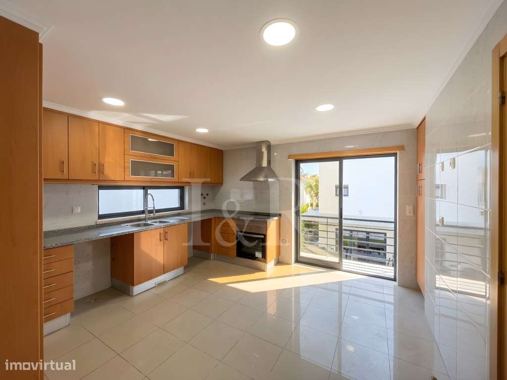 Moradia T5 com varandas, jardim e garagem no Feijó, Almada-13