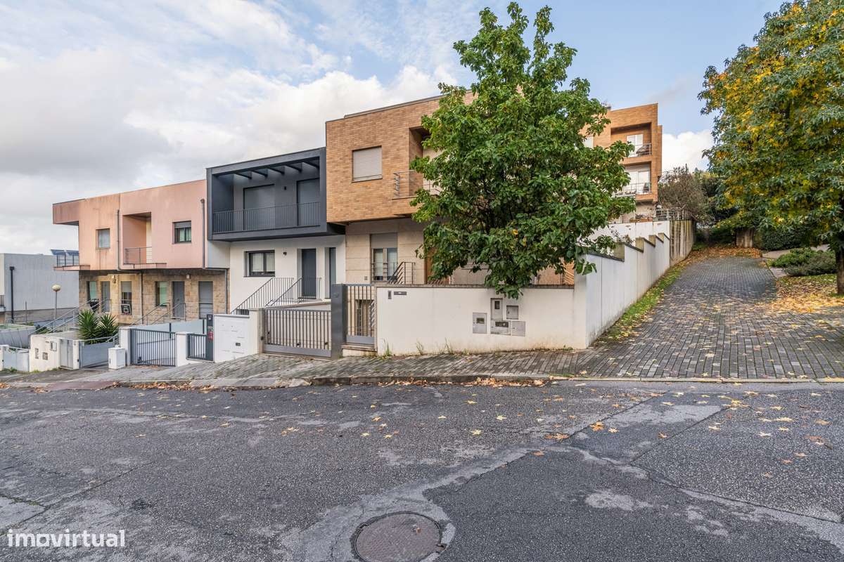 Moradia T3 + escritório à venda em Fraião - Braga-24
