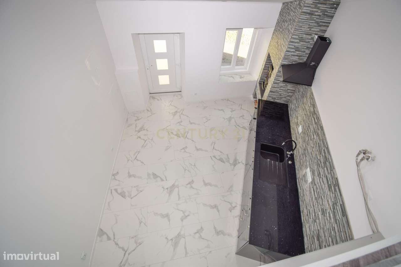 Oportunidade para Investidores – 2 Apartamentos T1 Remodelados e a Est - Grande imagem: 4/26