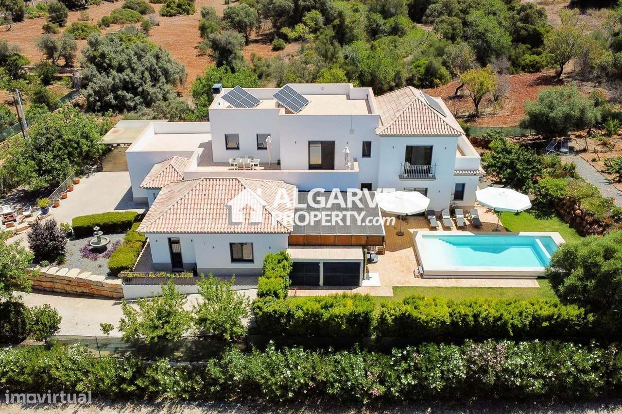 Moradia V4 com garagem e piscina aquecida em Almancil - Grande imagem: 1/50