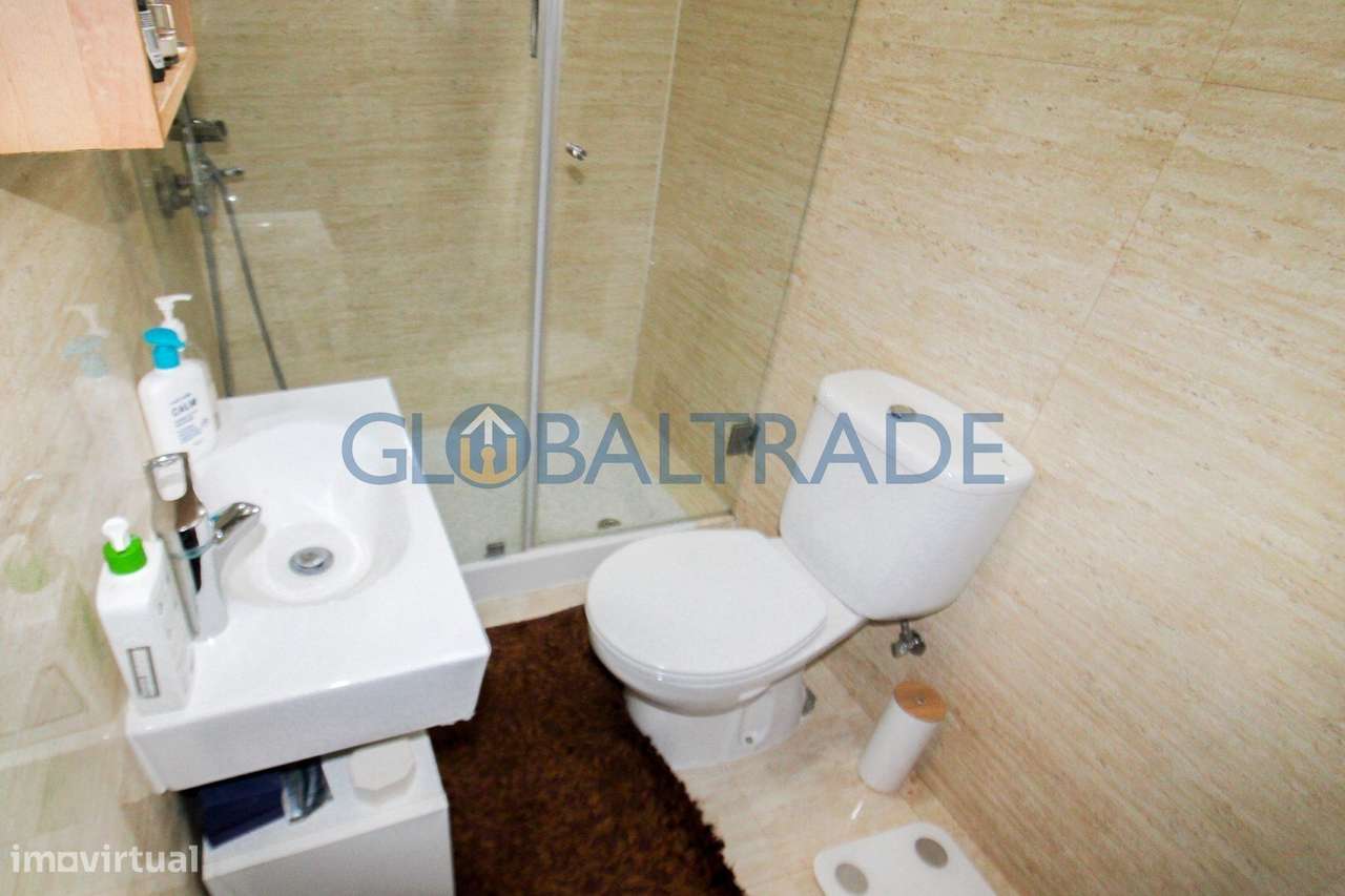 Moradia T4 com terraço e jardim em Alfena-23
