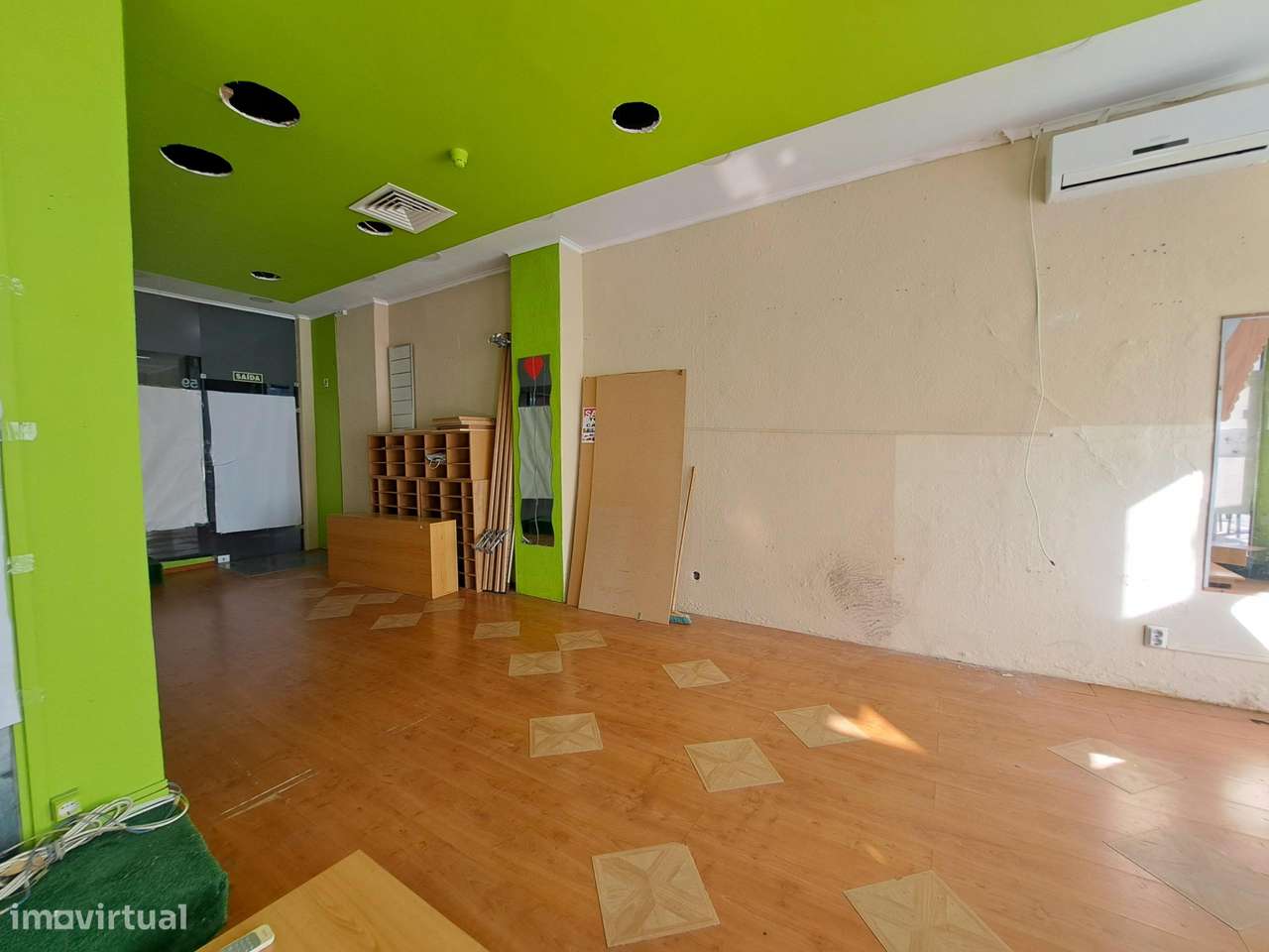 Loja no Shopping Center Massamá com montra exterior para venda - Grande imagem: 4/25