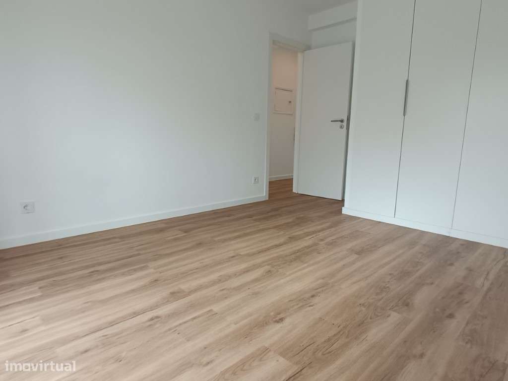 Apartamento T2 Renovado para Venda em Loures-2