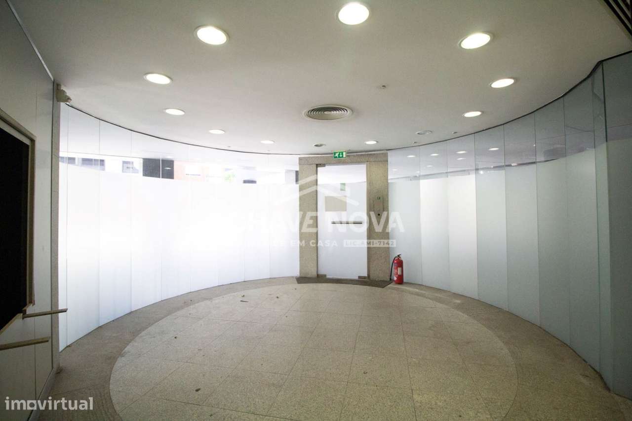 Estabelecimento Comercial c/ 2 pisos na Avenida da Boavista - Grande imagem: 3/25