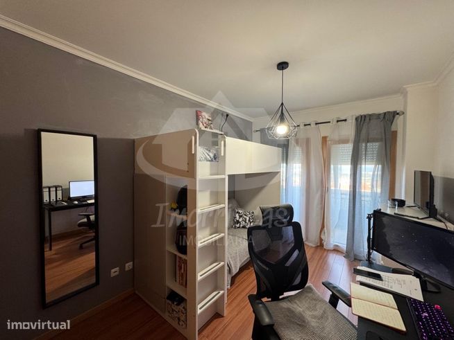 Apartamento T3 com garagem no Parque das Oliveiras, Camarate-16