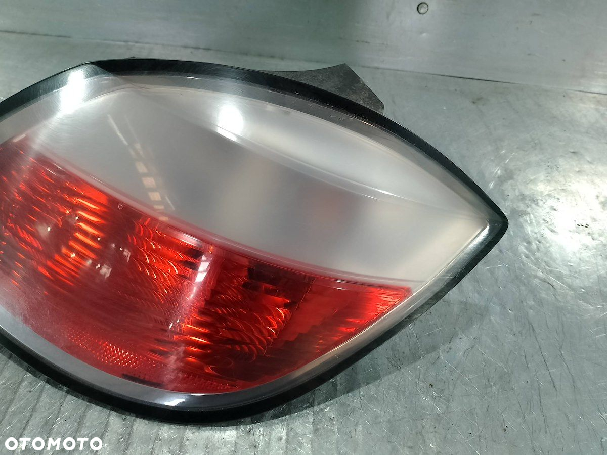 LAMPA TYLNA PRAWA OPEL ASTRA H 24451837  HATCHBACK - 3