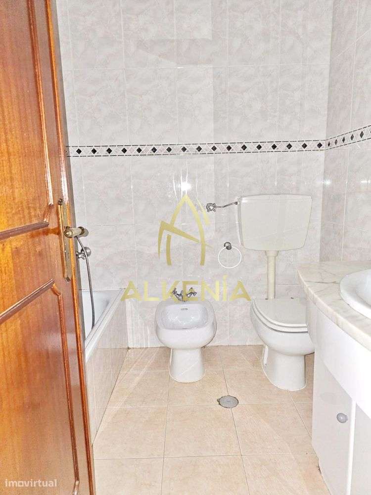Excelente T2 com Arrecadação e Elevadores, no Casal do Cotão-10