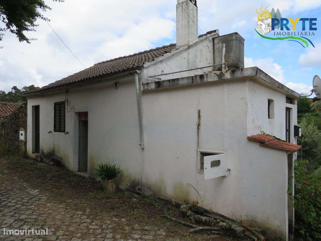 Pequena quinta a confinar com a Ribeira situada perto de Oleiros-5