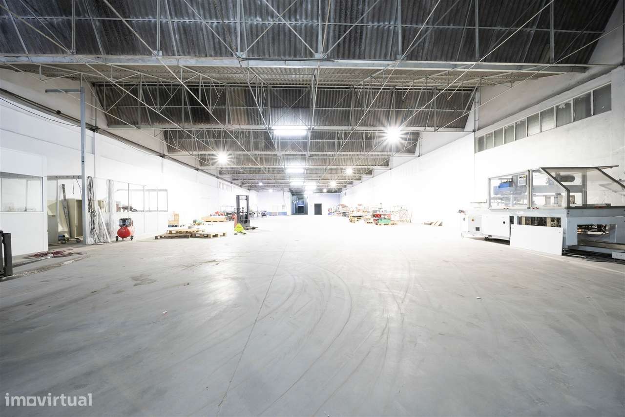 Armazém com 2737 m2 - Grande imagem: 3/12