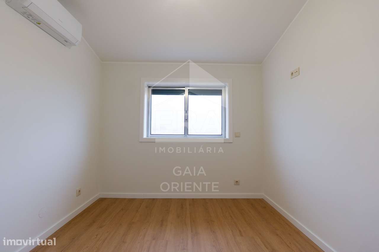 Moradia T3 Renovada junto à A1 nos Carvalhos-14