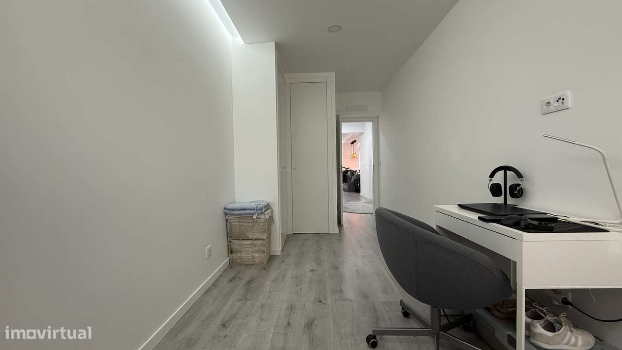 Apartamento T2 Totalmente Remodelado com Suite e Varanda-18