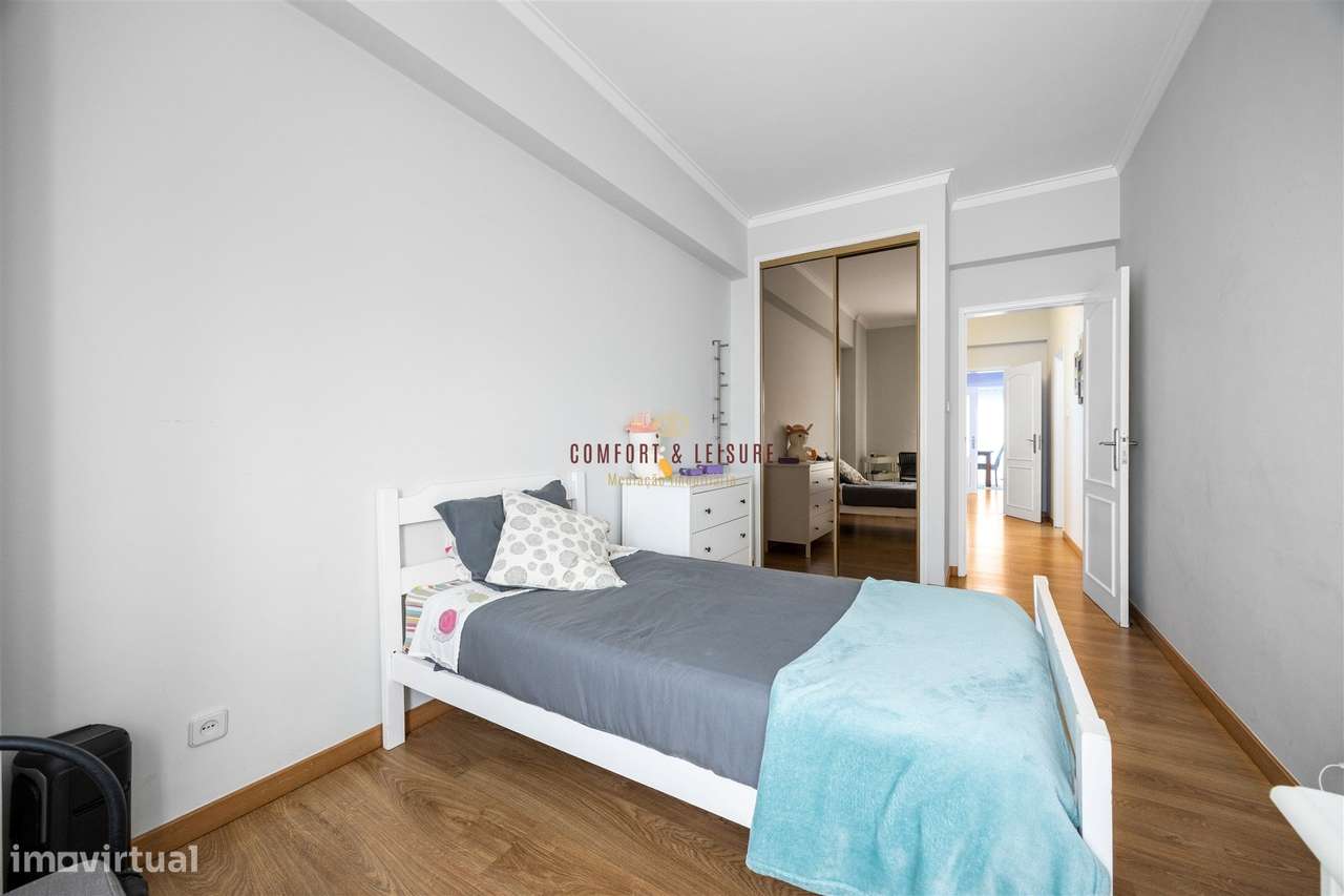 Apartamento com 4 quartos, 2 wc, parqueamento e arrecadação na Ramada,-23